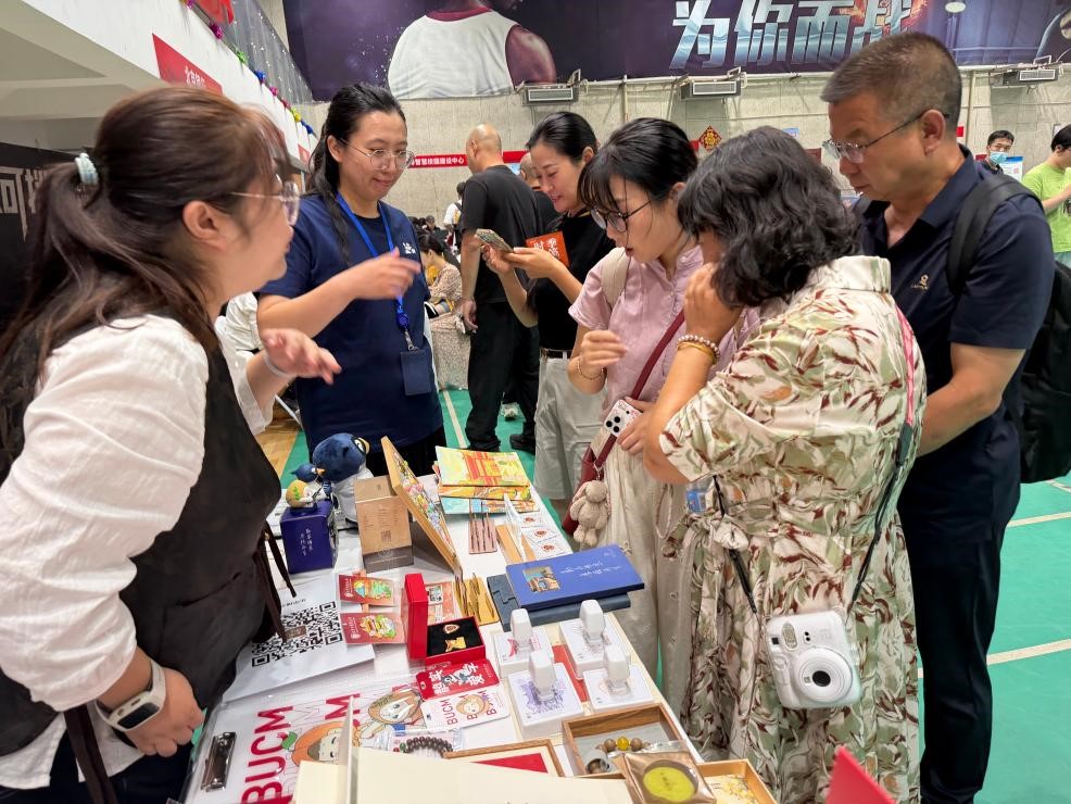 迎新展位人气火爆 北京中医药大学官方文创备受师生青睐